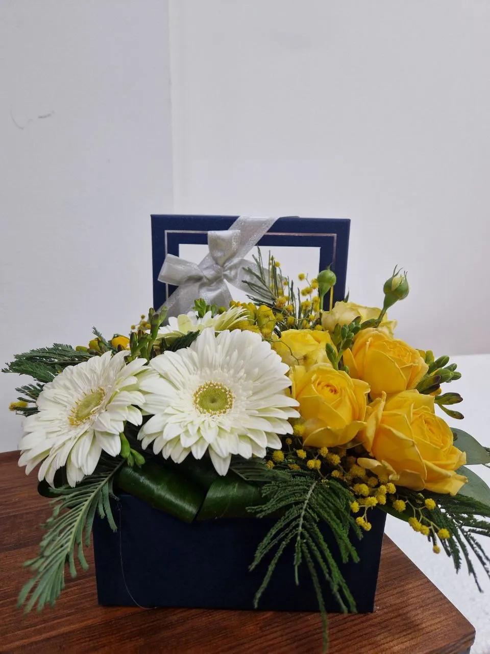 Roses and gerbera in a box | ծաղիկներ, ծաղկեպսակներ, բույսեր Երևան Roses and gerbera in a box | ծաղիկներ, ծաղկեպսակներ, բույսեր Երևան