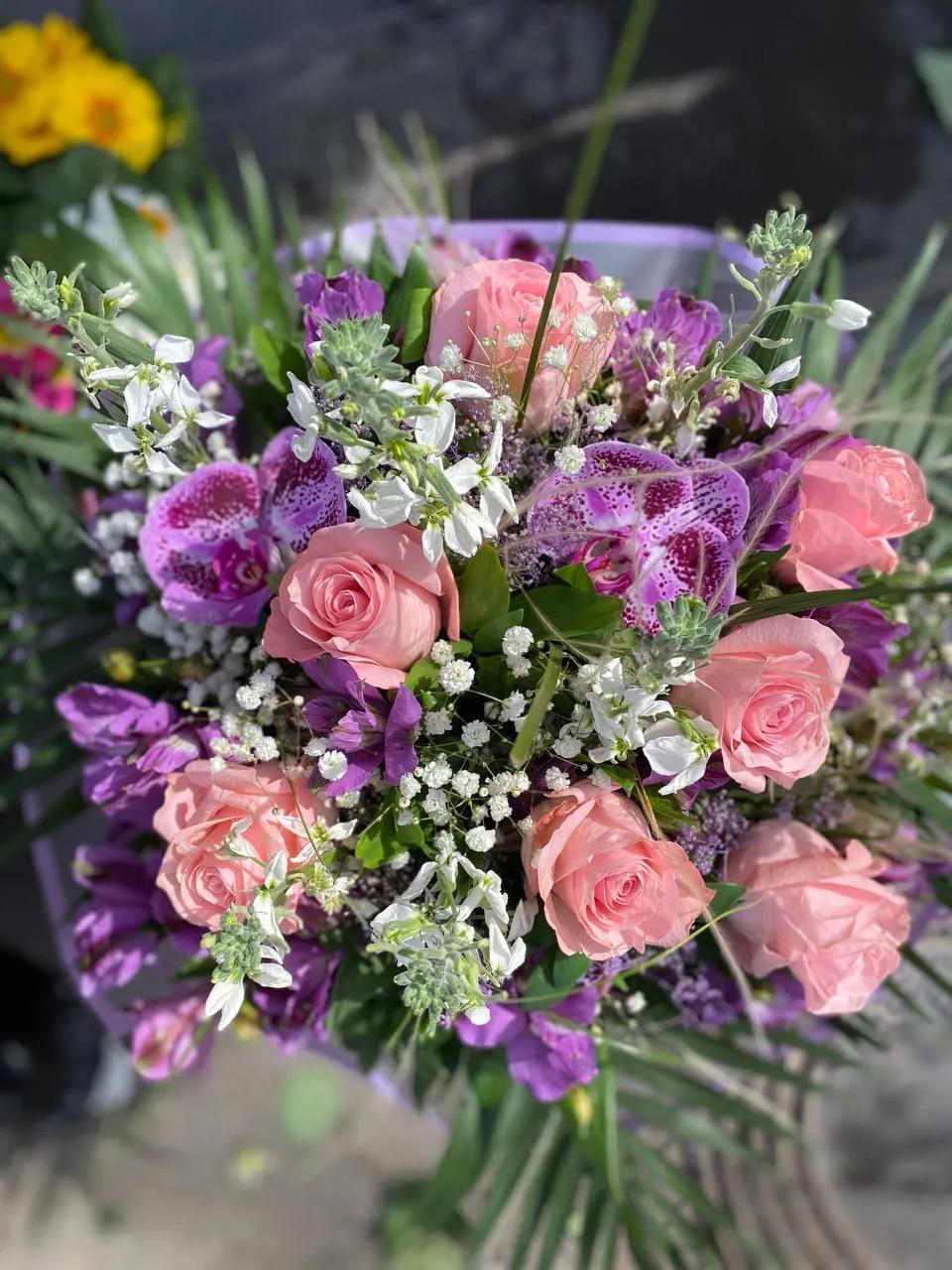 Roses and orchids in one bouquet | ծաղիկներ, ծաղկեպսակներ, բույսեր Երևան Roses and orchids in one bouquet | ծաղիկներ, ծաղկեպսակներ, բույսեր Երևան