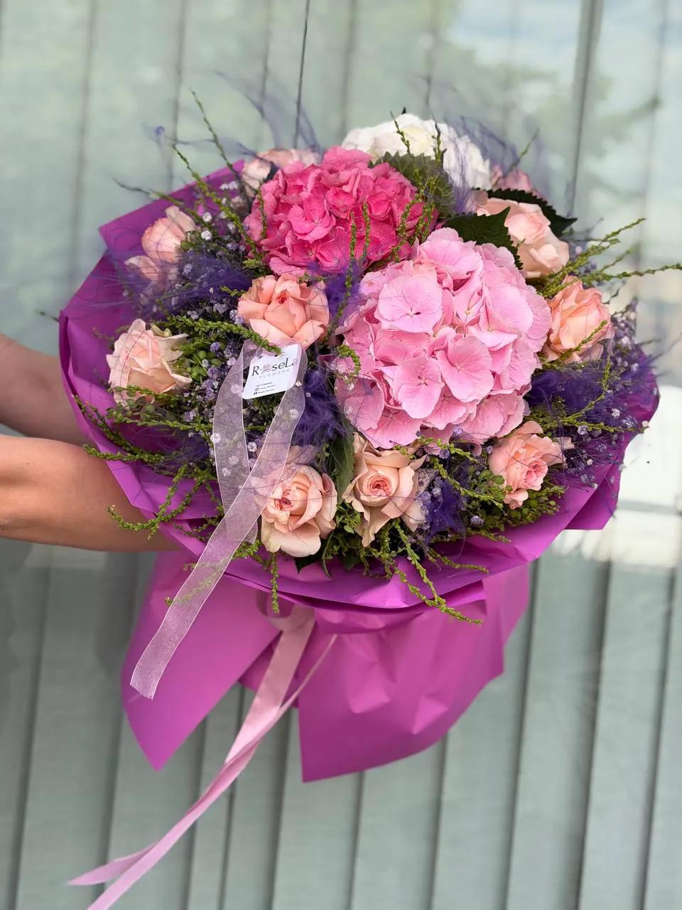 Hydrangeas and roses in one bouquet | ծաղիկներ, ծաղկեպսակներ, բույսեր Երևան Hydrangeas and roses in one bouquet | ծաղիկներ, ծաղկեպսակներ, բույսեր Երևան