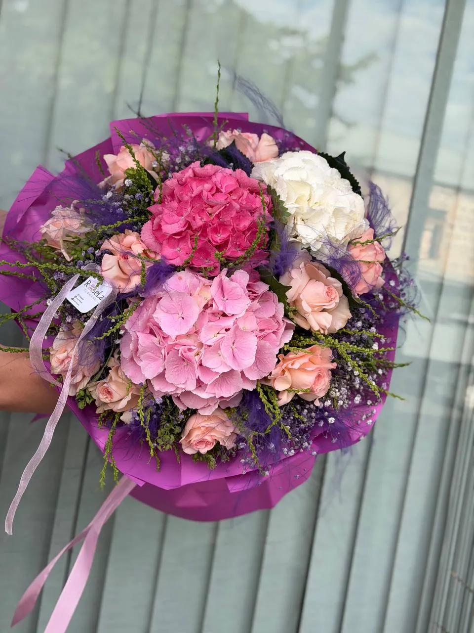 Hydrangeas and roses in one bouquet | ծաղիկներ, ծաղկեպսակներ, բույսեր Երևան Hydrangeas and roses in one bouquet | ծաղիկներ, ծաղկեպսակներ, բույսեր Երևան