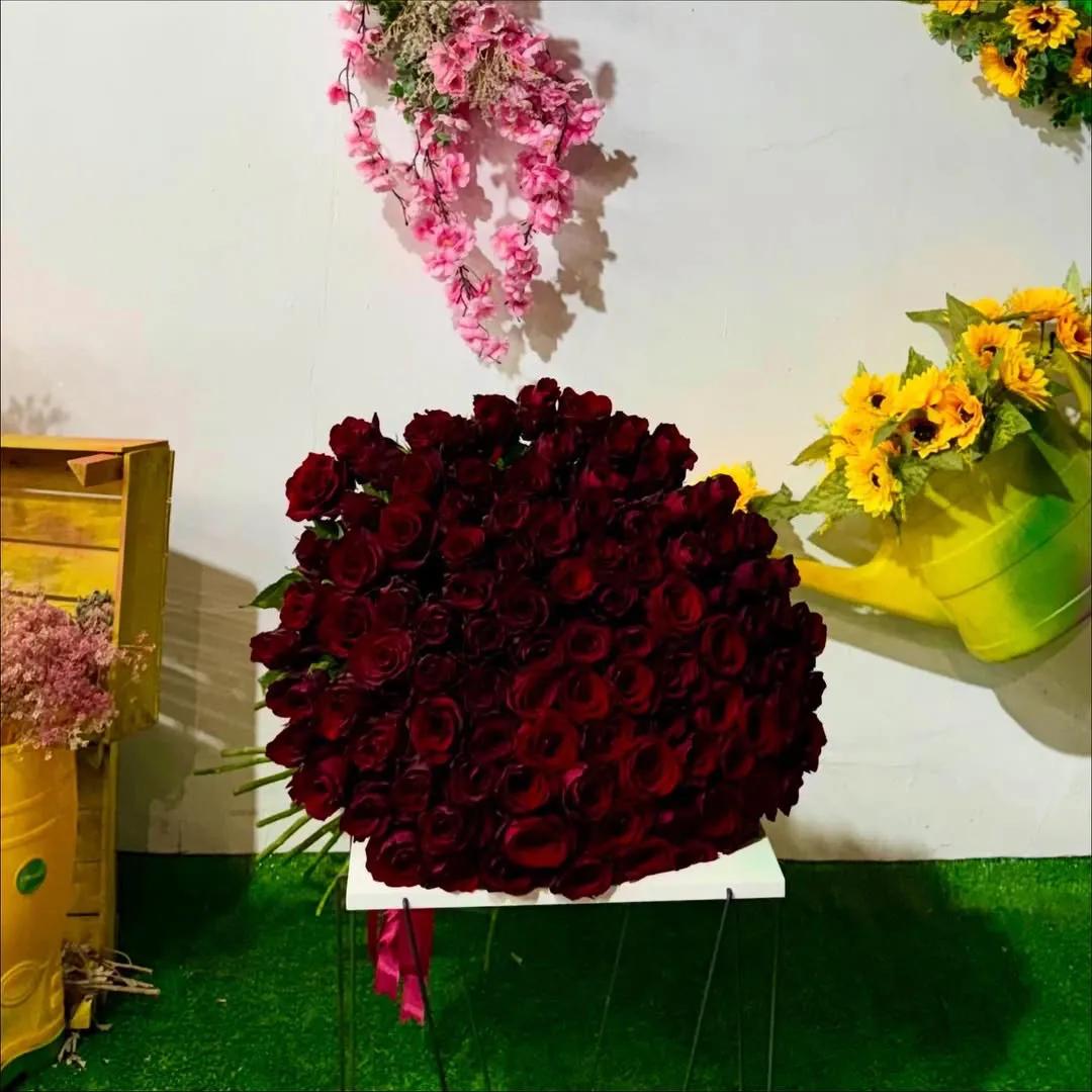 A gorgeous bouquet of Bordeaux roses | ծաղիկներ, ծաղկեպսակներ, բույսեր Երևան A gorgeous bouquet of Bordeaux roses | ծաղիկներ, ծաղկեպսակներ, բույսեր Երևան