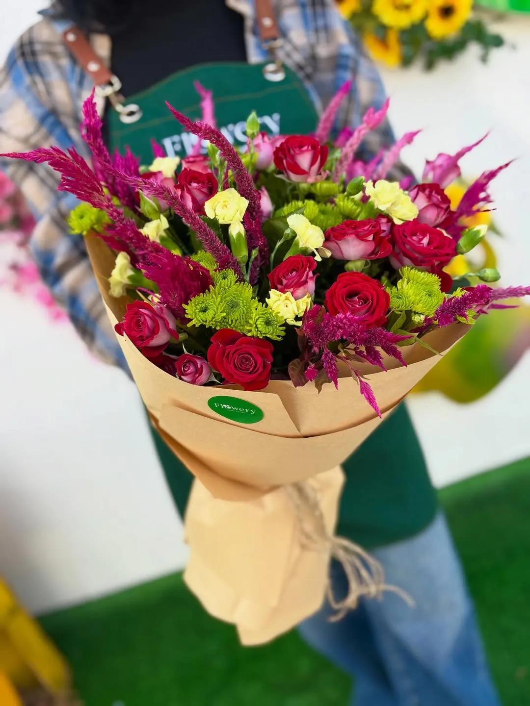 A bouquet of red roses and green chrysanthemums | ծաղիկներ, ծաղկեպսակներ, բույսեր Երևան A bouquet of red roses and green chrysanthemums | ծաղիկներ, ծաղկեպսակներ, բույսեր Երևան