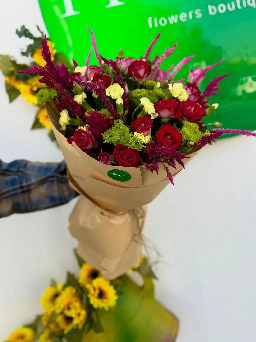 A bouquet of red roses and green chrysanthemums | ծաղիկներ, ծաղկեպսակներ, բույսեր Երևան A bouquet of red roses and green chrysanthemums | ծաղիկներ, ծաղկեպսակներ, բույսեր Երևան
