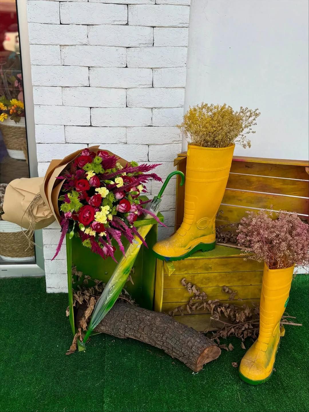 A bouquet of red roses and green chrysanthemums | ծաղիկներ, ծաղկեպսակներ, բույսեր Երևան A bouquet of red roses and green chrysanthemums | ծաղիկներ, ծաղկեպսակներ, բույսեր Երևան
