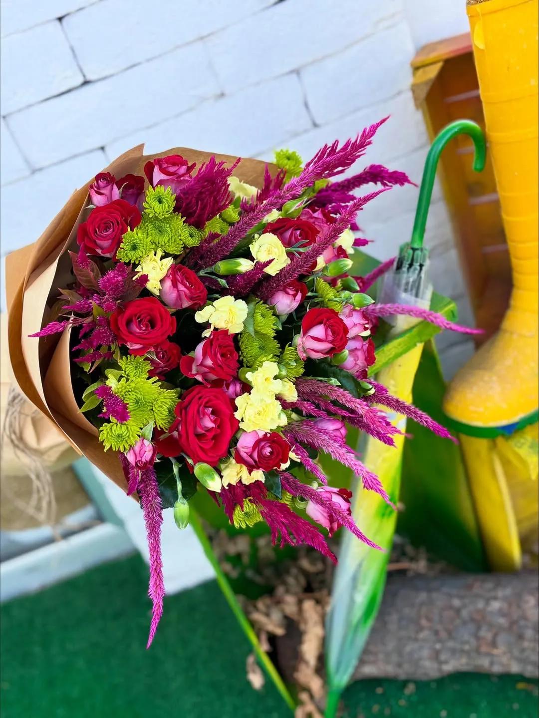 A bouquet of red roses and green chrysanthemums | ծաղիկներ, ծաղկեպսակներ, բույսեր Երևան A bouquet of red roses and green chrysanthemums | ծաղիկներ, ծաղկեպսակներ, բույսեր Երևան