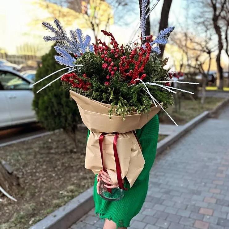 Букет "Новогодний" | ծաղիկներ, ծաղկեպսակներ, բույսեր - առաքում Երևան Букет "Новогодний" | ծաղիկներ, ծաղկեպսակներ, բույսեր - առաքում Երևան
