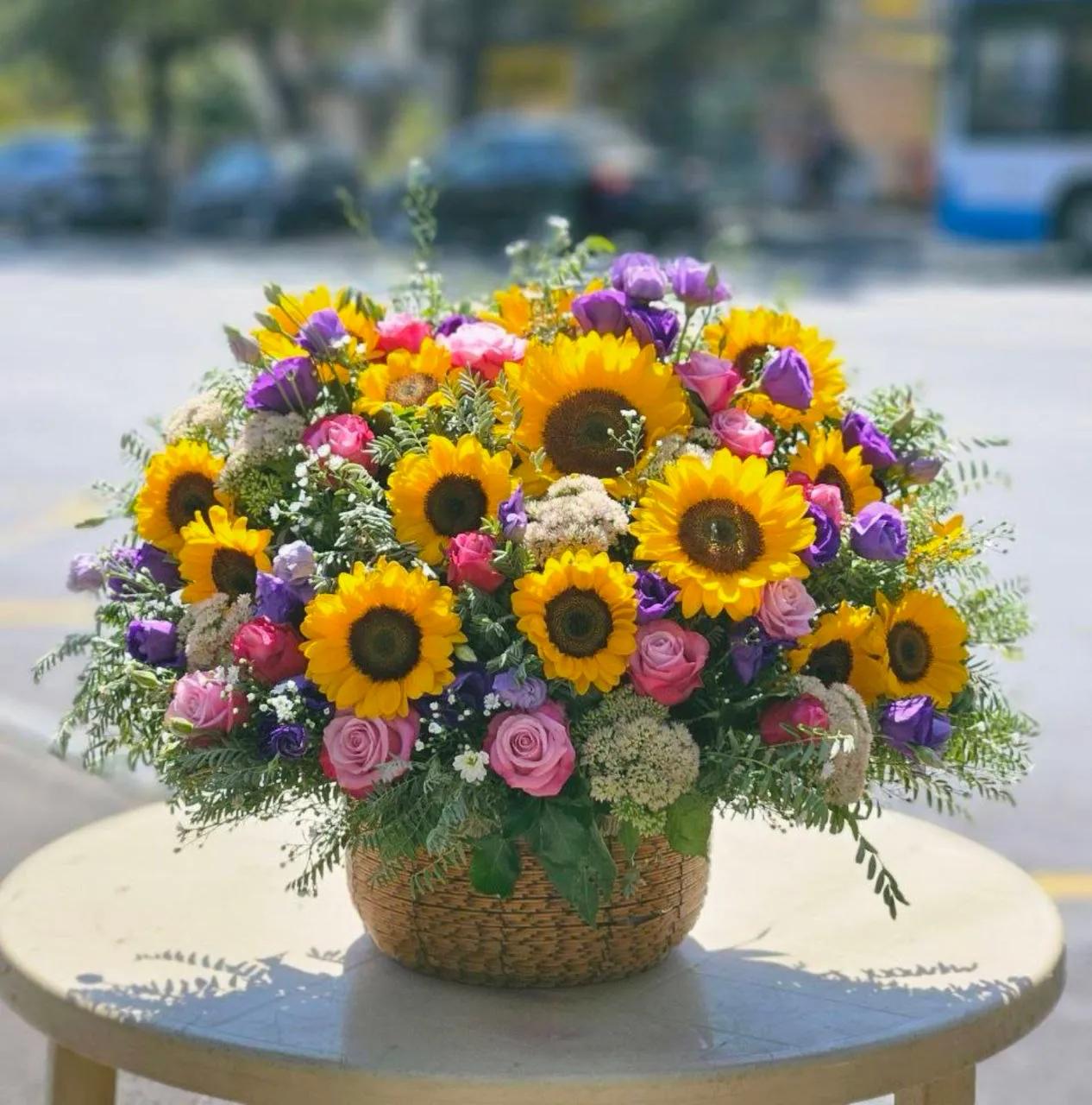 Flowers in a basket | ծաղիկներ, ծաղկեպսակներ, բույսեր - առաքում Երևան Flowers in a basket | ծաղիկներ, ծաղկեպսակներ, բույսեր - առաքում Երևան