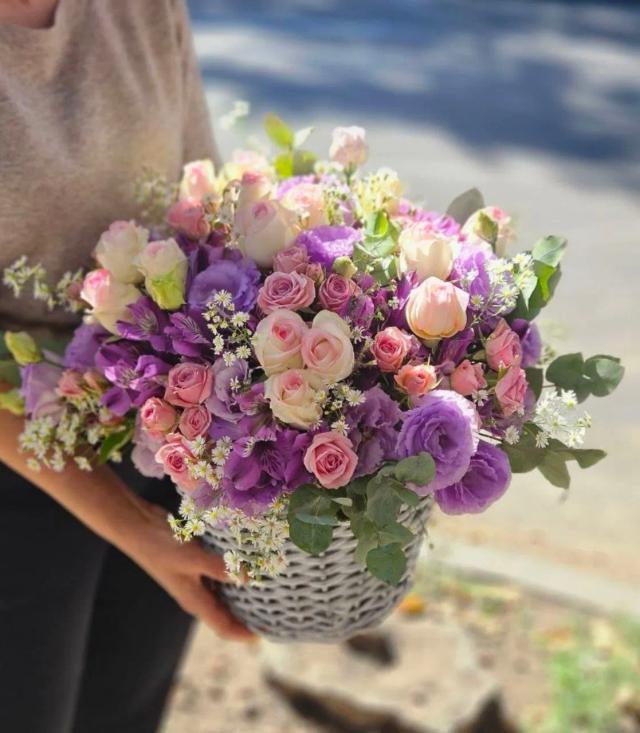 Flowers in a basket | ծաղիկներ, ծաղկեպսակներ, բույսեր - առաքում Երևան Flowers in a basket | ծաղիկներ, ծաղկեպսակներ, բույսեր - առաքում Երևան