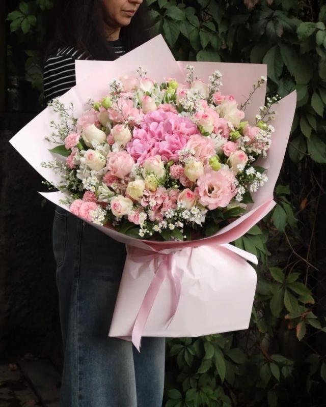 A luxurious bouquet | ծաղիկներ, ծաղկեպսակներ, բույսեր - առաքում Երևան A luxurious bouquet | ծաղիկներ, ծաղկեպսակներ, բույսեր - առաքում Երևան